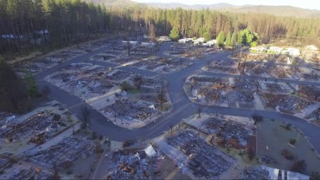 sobrevuelo de drones de una comunidad residencial quemada en paradise, california