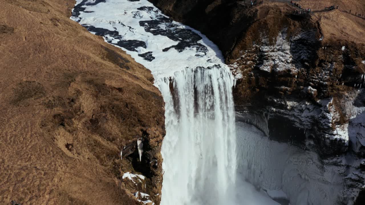 la mayor cascada de skogafoss en el impresionante paisaje de islandia, desde el aire