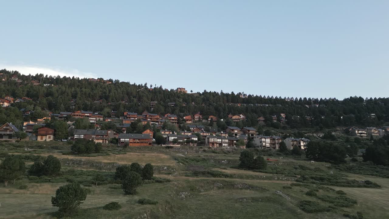fotografía aérea de la pintoresca ciudad de les angles, francia