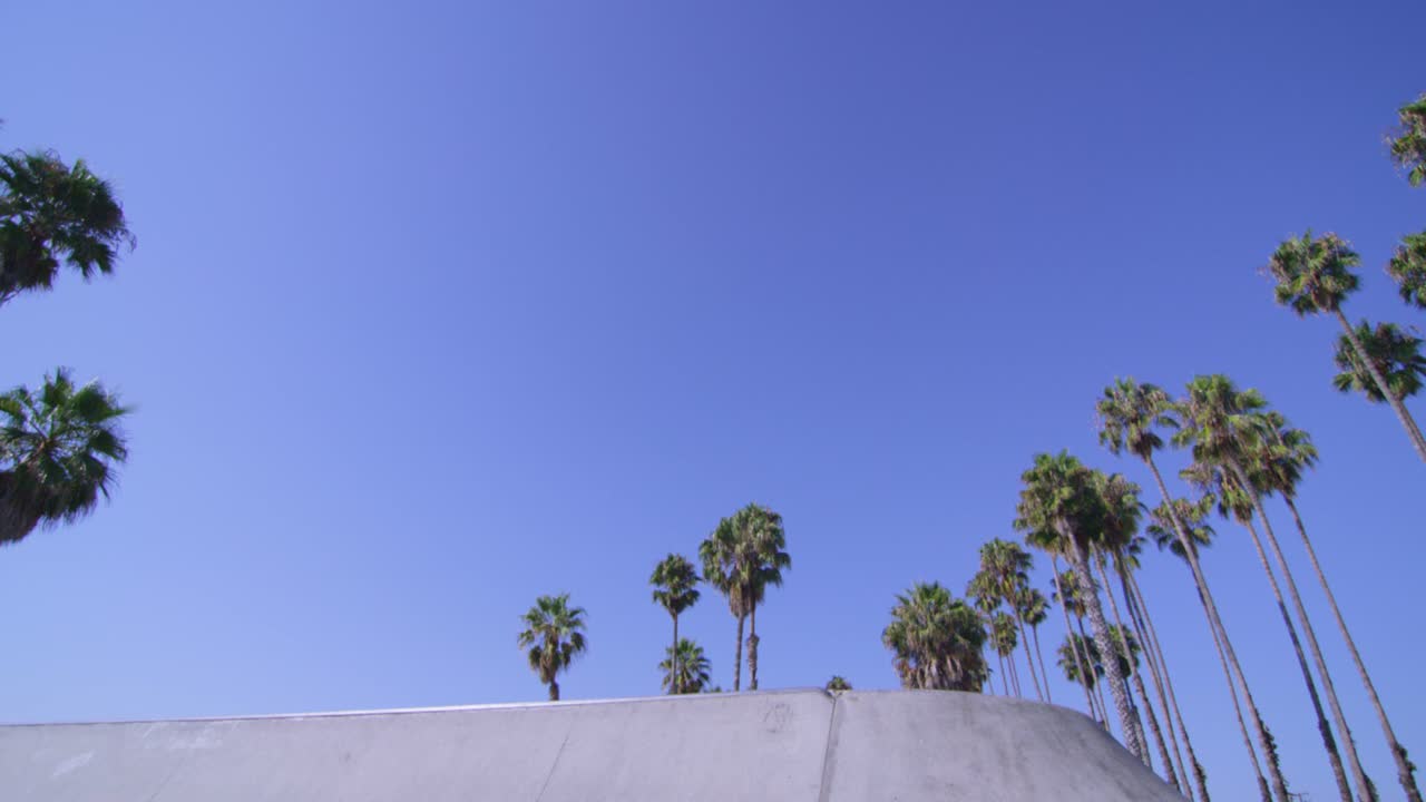 vista de ángulo bajo de un ciclista bmx ejecutando un salto en un skatepark 3