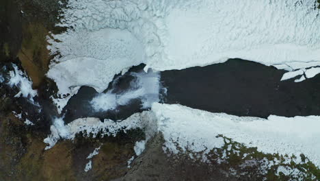 Cascada-De-Svodufoss-Rodeada-De-Hielo-Y-Nieve-Corriendo-Por-El-Arroyo-En-Islandia-En-La-Temporada-De-Invierno