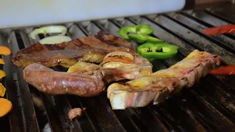 Hacer-Una-Barbacoa-Con-Costillas,-Salchichas,-Carne-Y-Verduras