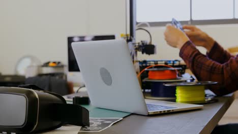 mecánico comprobando el anillo de la cadena en el taller 4k