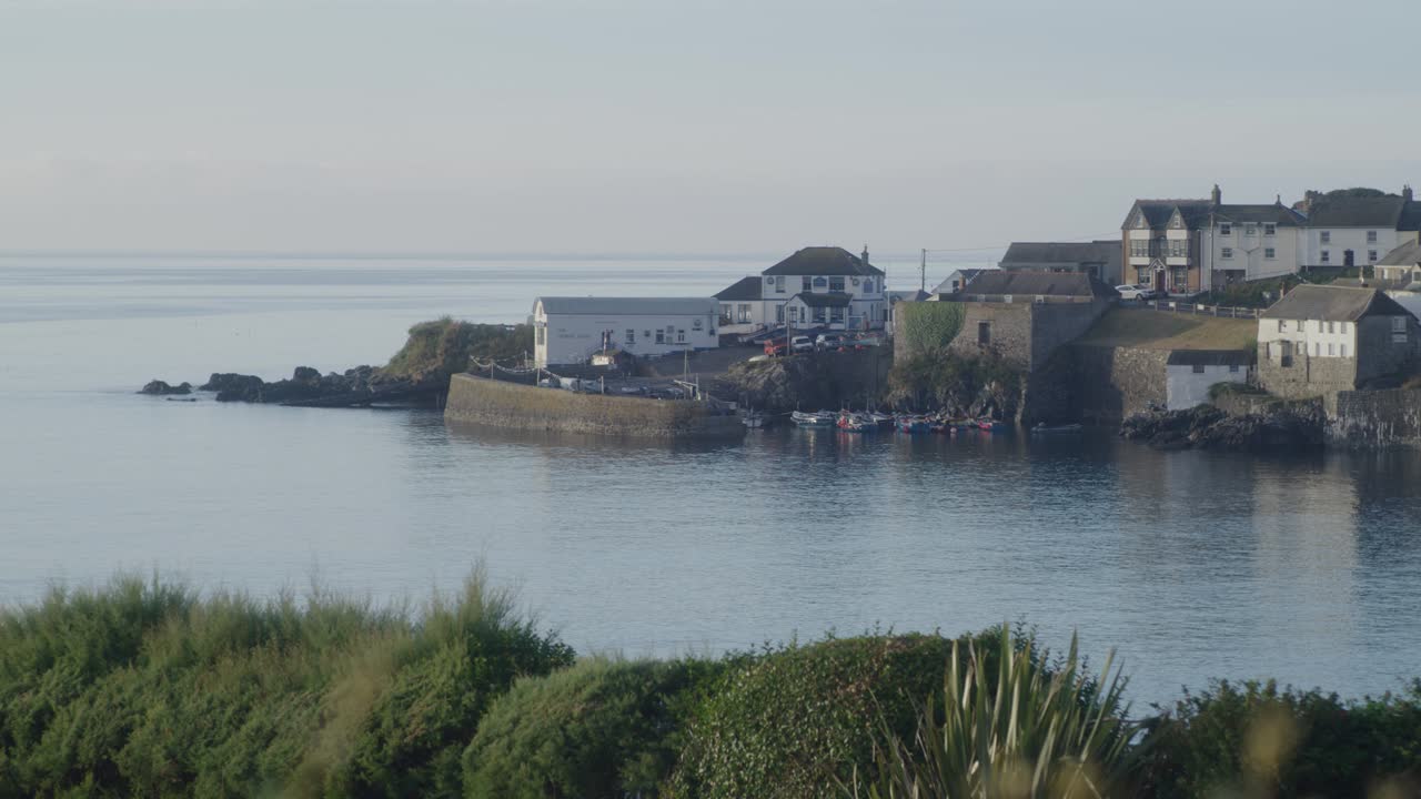 아침 빛에 지역 해안선에서 일하는  ⁇ 시 도크의  ⁇