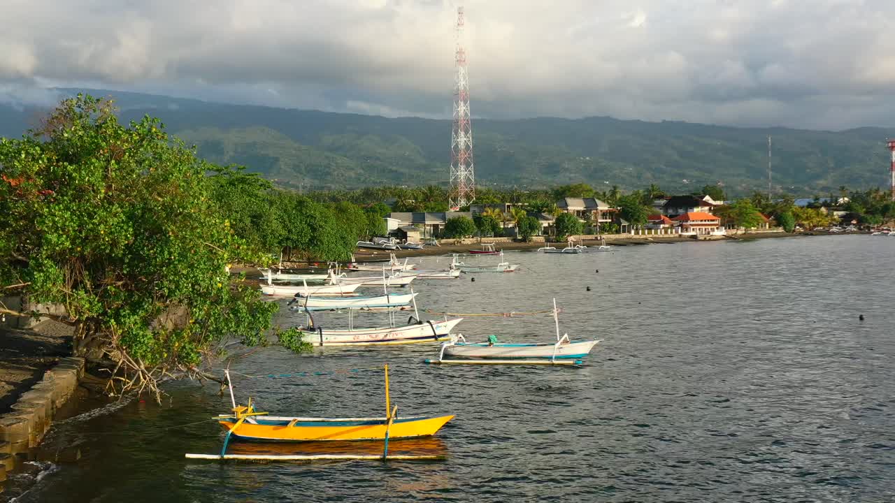 antena de la costa en lovina bali durante la puesta de sol de indonesia jukung barcos anclados junto al mar