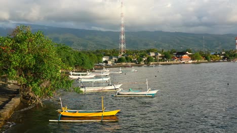 Antenne-Der-Küste-In-Lovina-Bali-Während-Des-Sonnenuntergangs-Von-Indonesien-Jukung-Boote-Verankert-Am-Meer