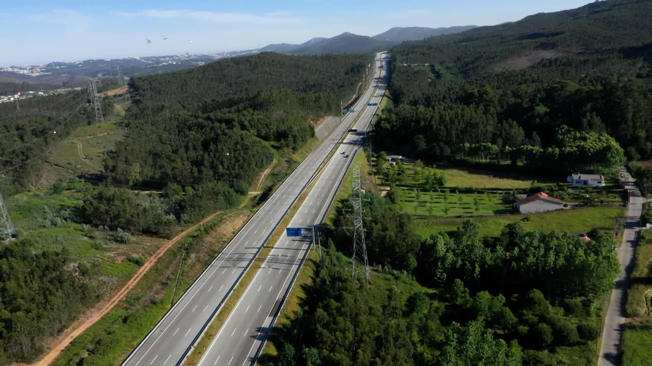carretera pacífica por campos de tierras de cultivo con pilares eléctricos que atraviesan el bosque en gondomar portugal