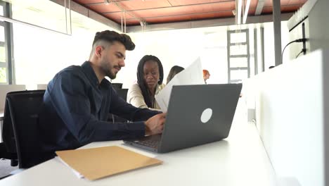 colegas multiétnicos trabajando juntos en la oficina