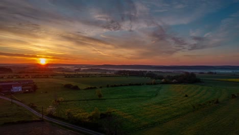 Timelapse-Aéreo-De-La-Puesta-De-Sol-Sobre-Una-Gran-Casa-De-Campo-En-El-Campo-Rural