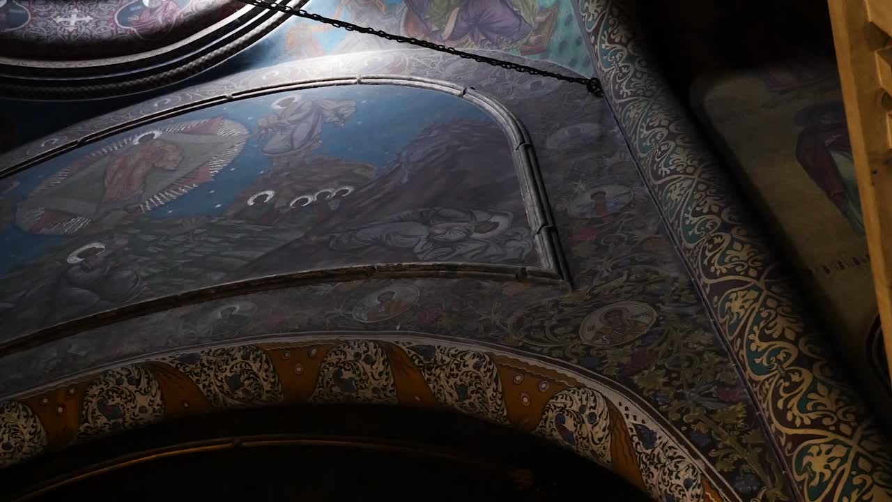 천천히 움직이는 교회 벽화