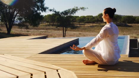 Frau-Macht-Yoga-In-Der-Nähe-Des-Pools-4k