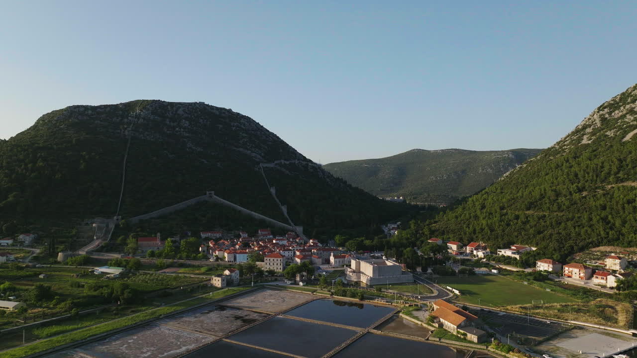 toma aérea de la ciudad de ston en croacia, europa