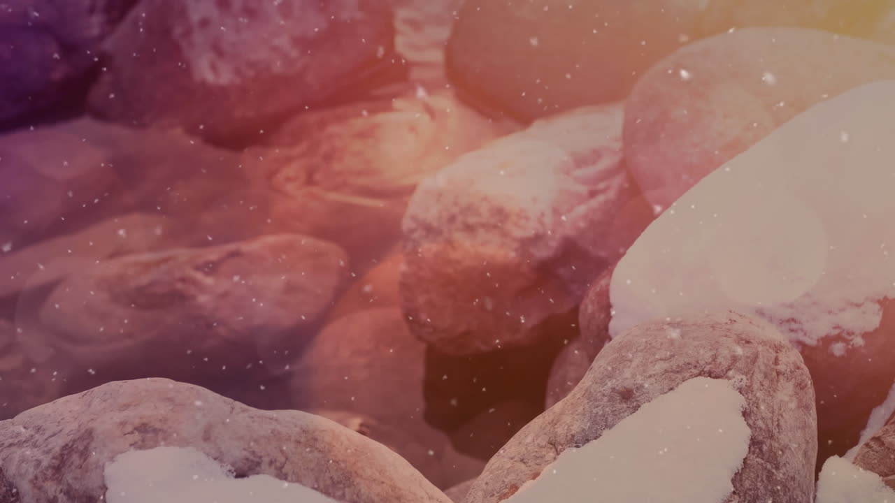 animación de nieve cayendo sobre piedras cubiertas de nieve