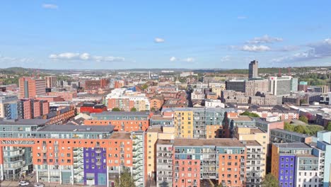 coloridos edificios de apartamentos en el centro de la ciudad de sheffield, inglaterra