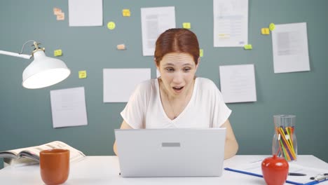 Mujer-Mirando-La-Computadora-Portátil-Con-Asombro.