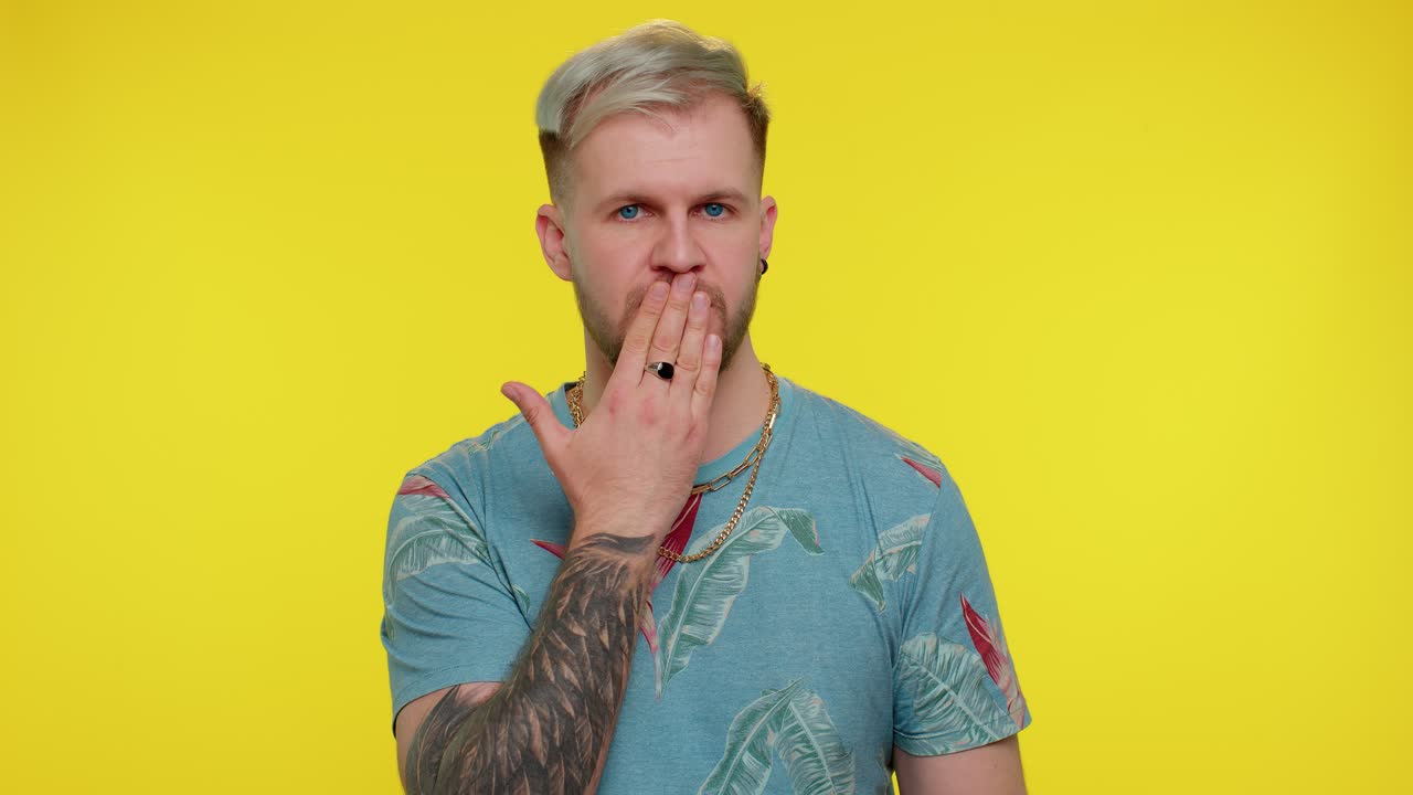 겁에 질린 사람, 입을 닫고, 몸짓을 하며, 끔찍한 비밀, 진실을 말하기를 거부한다.