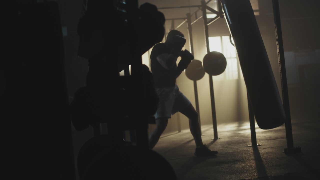 체육관에서 권투하는 남자