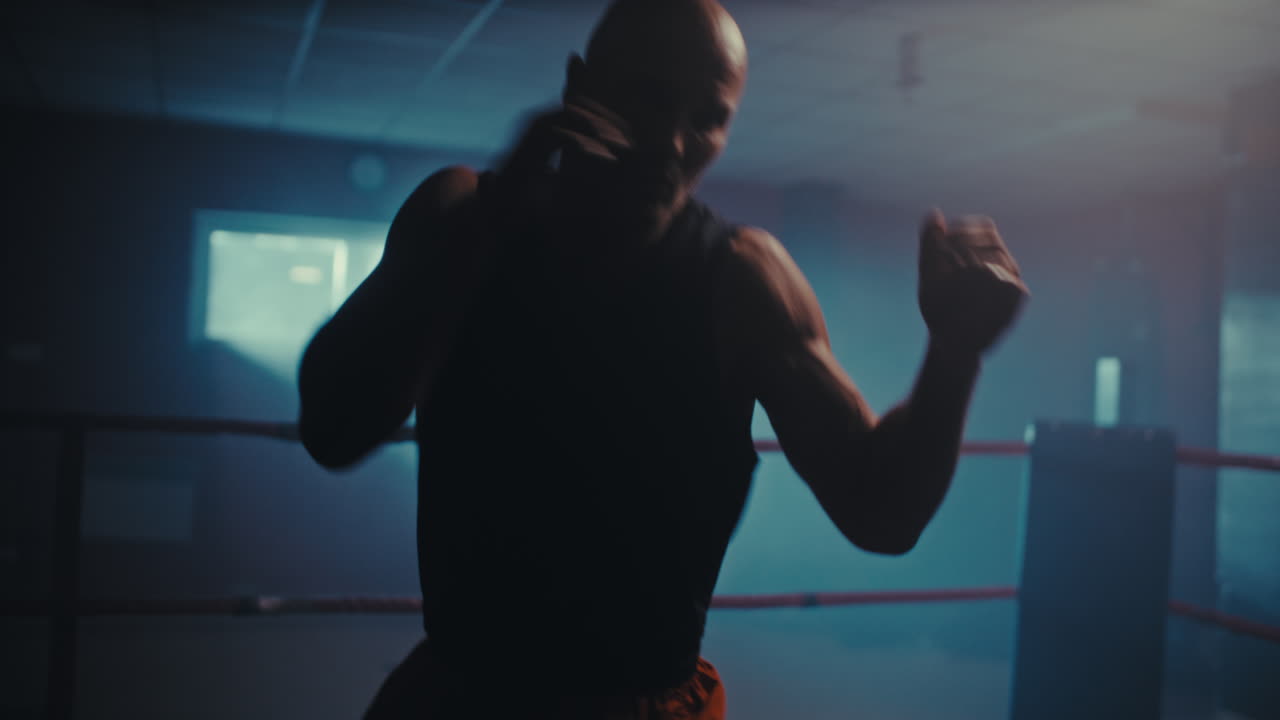 체육관에서 남자 권투 훈련