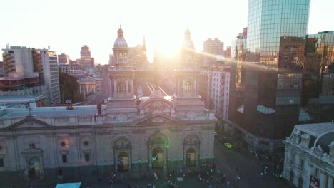 Luftaufnahme-Des-Sonnenuntergangs,-Der-Hinter-Dem-Glockenturm-Der-Kathedrale-Von-Santiago,-Bezirk-Plaza-De-Armas-In-Chile,-Vorbeizieht