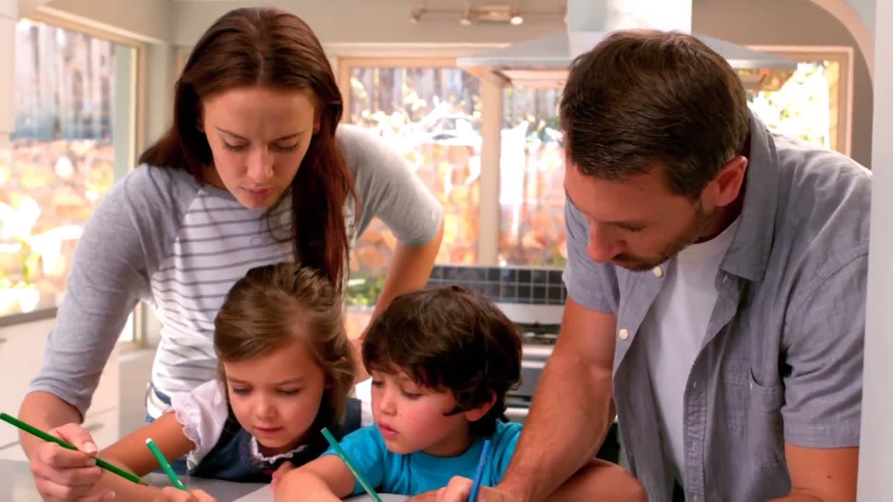 부 ⁇ 에서 함께 그림을 그리는 가족