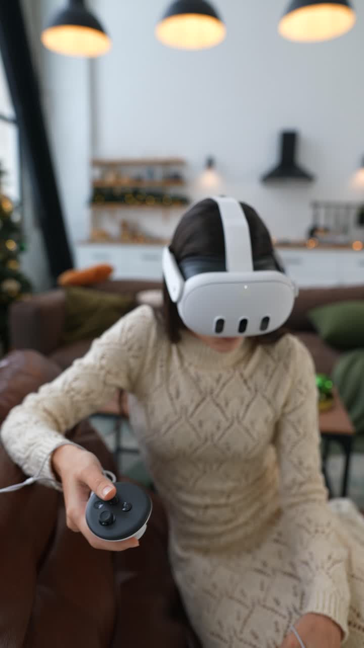 Donna che sperimenta la realtà virtuale a casa
