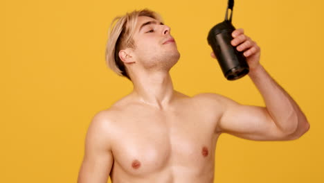 hombre sin camisa bebiendo un batido de proteínas