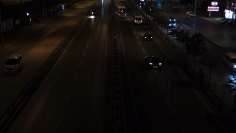las luces de los coches en la oscuridad