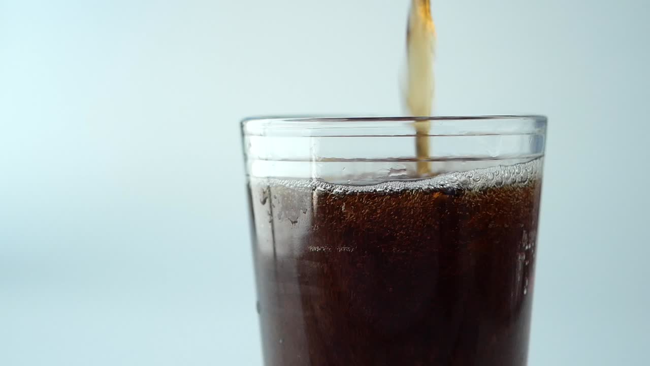 vaso de cerveza oscura o refresco con espuma