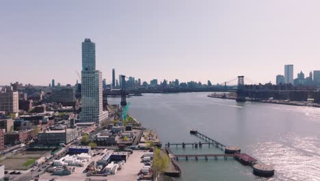 Puente-De-Williamsburg-Sobre-El-Río-East-Con-Edificios-Del-Horizonte-Del-Centro-De-Brooklyn-En-El-Fondo,-Ciudad-De-Nueva-York,-EE.UU.