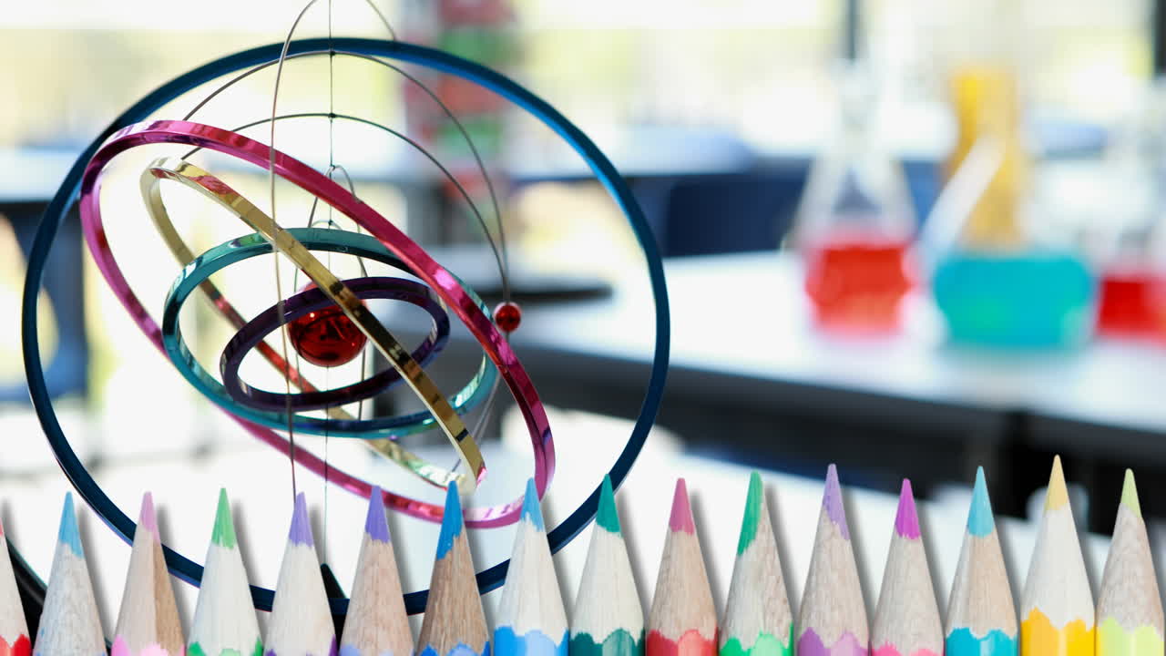 video compuesto de varios lápices de colores contra un laboratorio vacío en la escuela