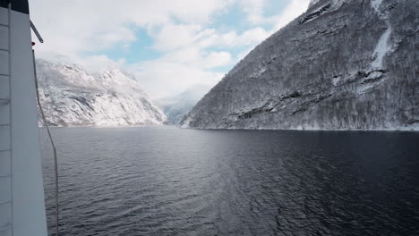 película en cámara lenta de un paseo en ferry de invierno en geirangerfjord a geiranger, noruega, con montañas nevadas y cautivadoras vistas del fiordo