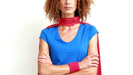 una mujer seria con el disfraz de superman.