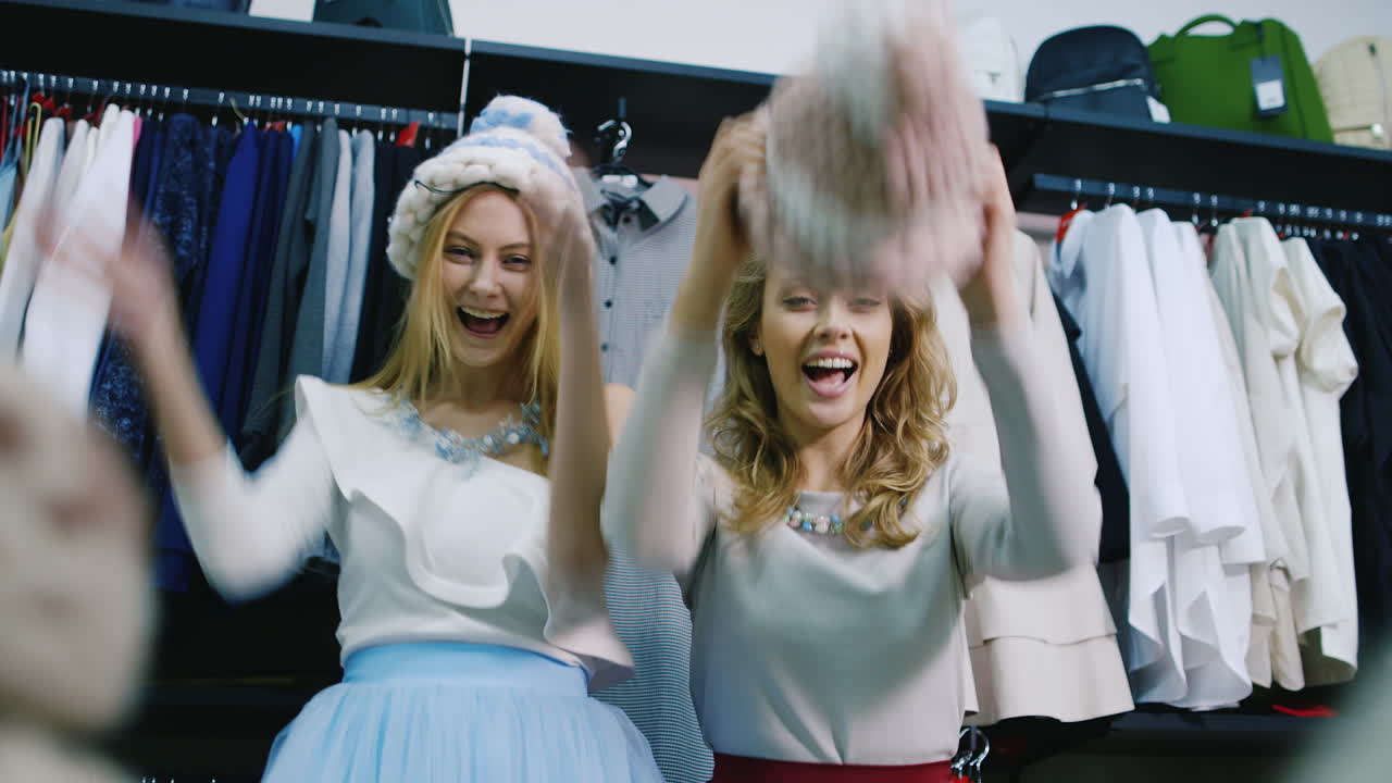 옷가게에서 즐거운 시간을 보내는 두 친구 1