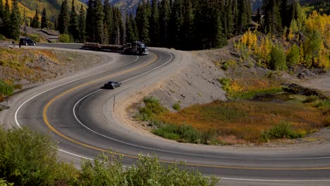 vista de cerca de los autos que viajan en una sección con curvas de la autopista del millón de dólares en las montañas de san juan de colorado