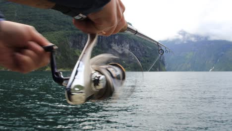 Frau-Fischt-Auf-Einer-Angelrute,-Die-In-Norwegen-Spinnt.