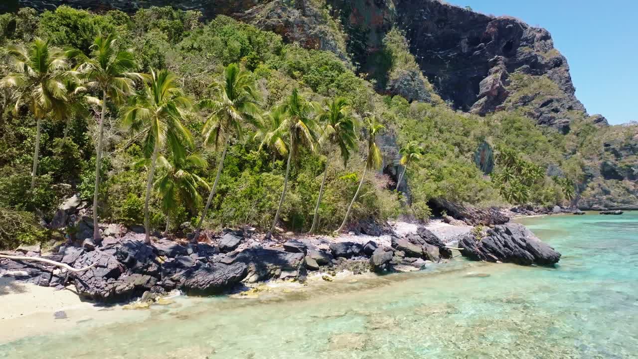 Spiaggia di Playa Fronton e promontorio roccioso nella Repubblica Dominicana.