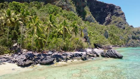 Playa-Frontón-Y-Promontorio-Rocoso-En-República-Dominicana