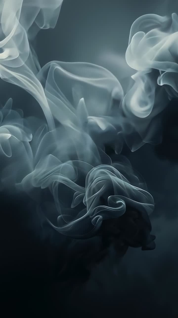 Video verticale: fumo blu-grigio che si apre e fluttua in uno studio buio, spinto da una corrente d'aria