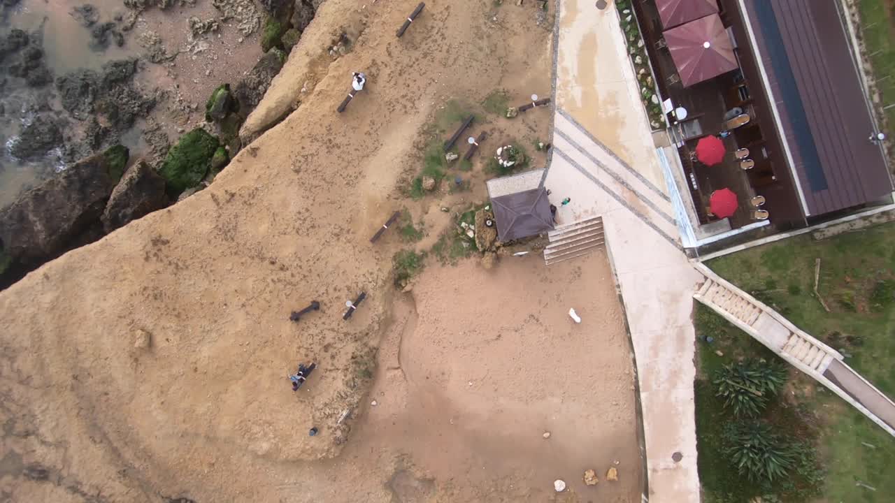 cruzando la colina frente al mar en un día nublado