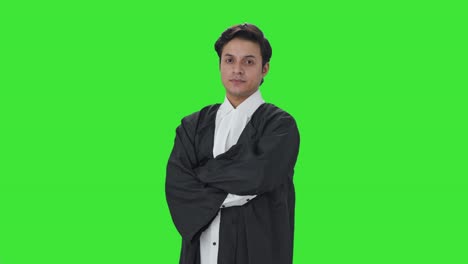 retrato de un abogado indio confiado de pie con las manos cruzadas pantalla verde