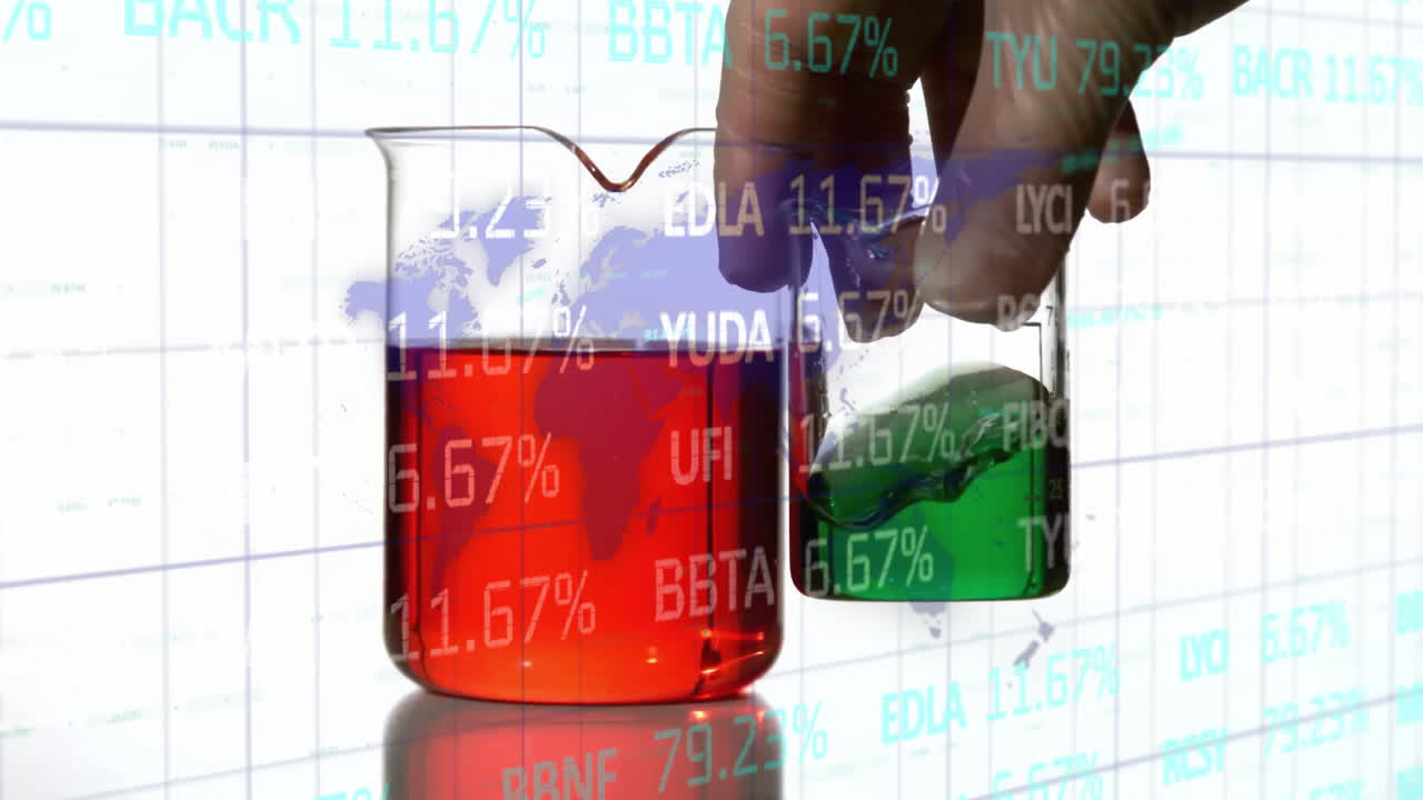 animación de datos del mercado de valores sobre manos que sostienen vasos con líquidos rojos y verdes