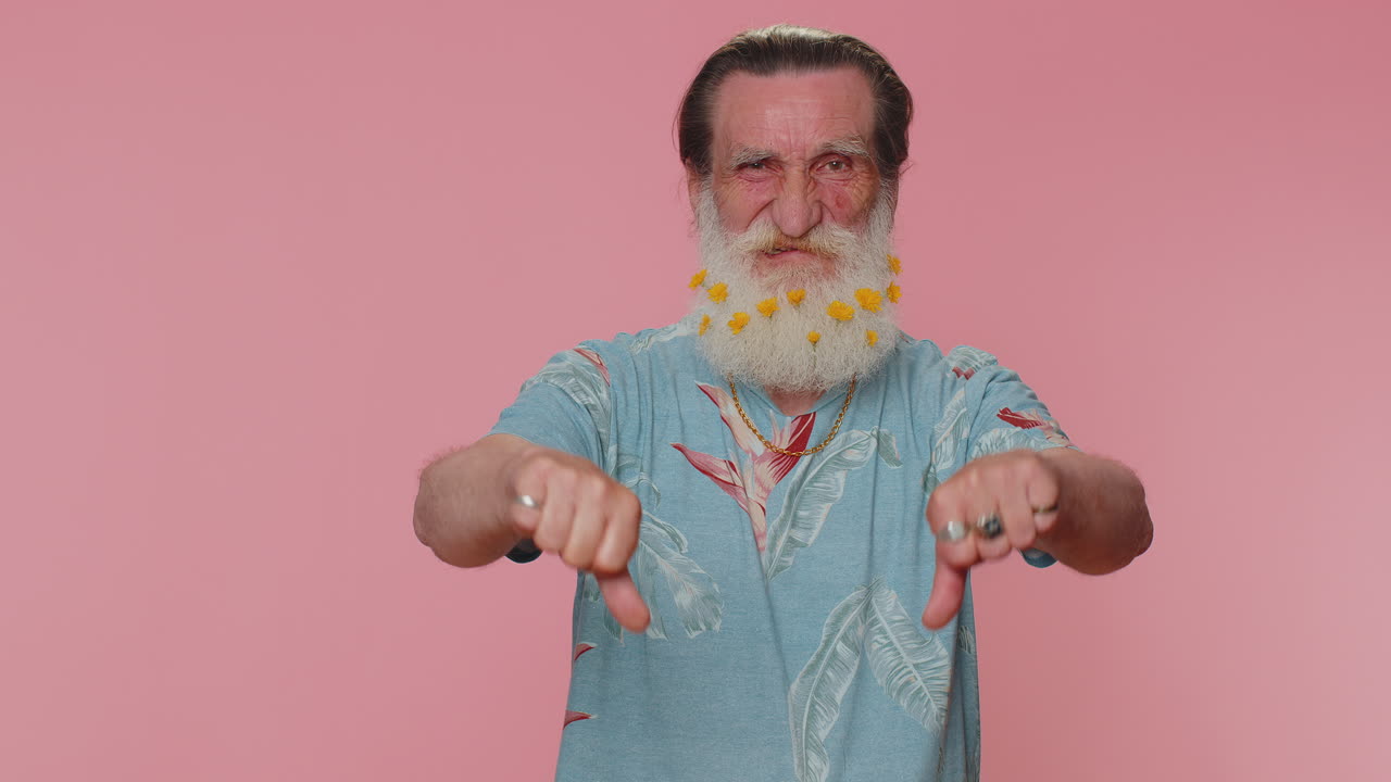 hombre mayor con barba que muestra los pulgares hacia abajo gesto de señal, desaprobación, disgusto insatisfecho