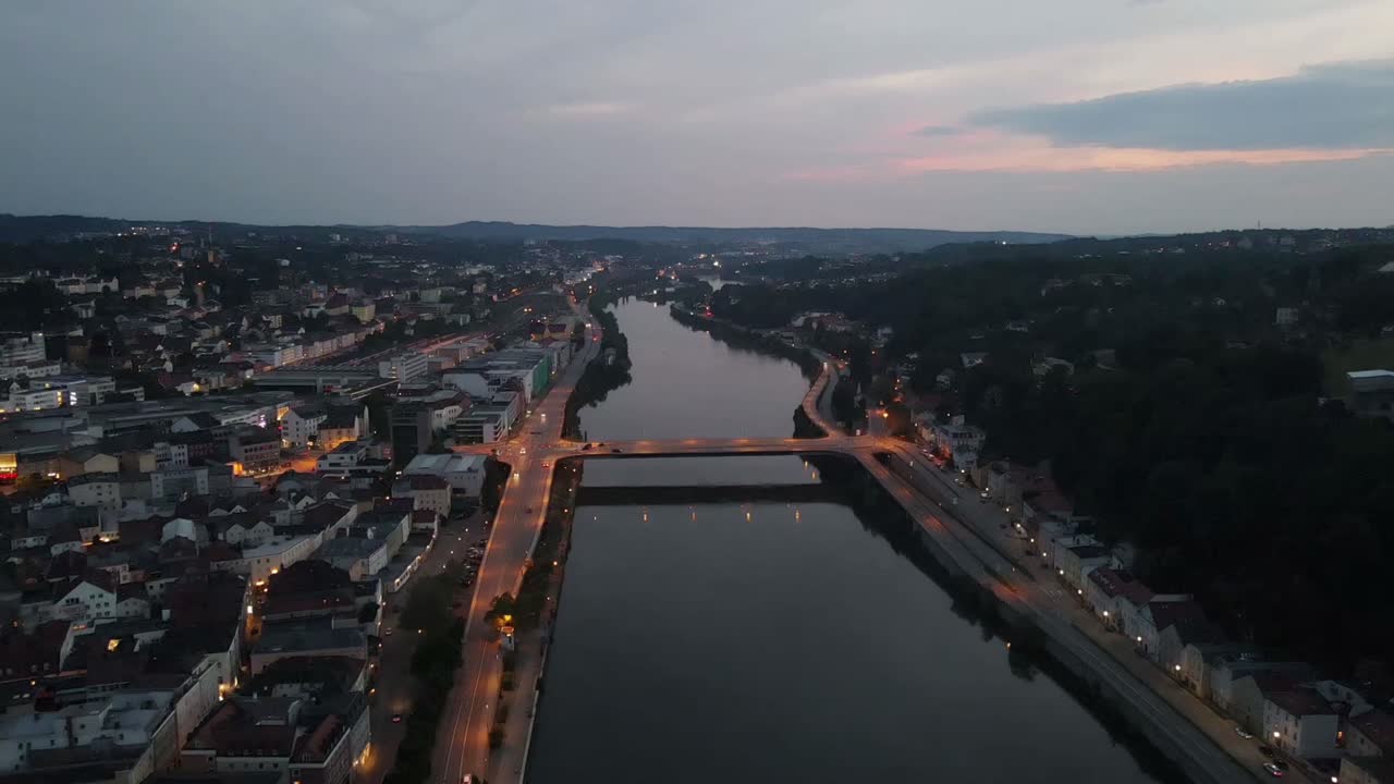 antena de la ciudad alemana de passau por la noche con luces de la ciudad al atardecer y río