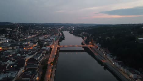 Antenne-Der-Deutschen-Stadt-Passau-Bei-Nacht-Mit-Sonnenuntergang-Citylights-Und-Fluss