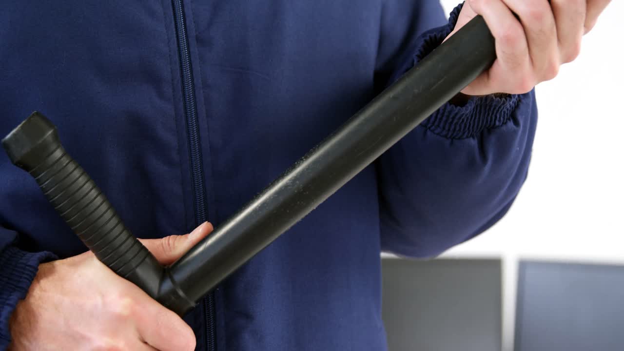 백색 배경 에 지이 를 들고 있는 경비원