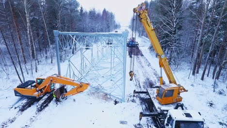 Maquinaria-Pesada-Trabajando-Instalación-Eléctrica.-Instalación-De-Torre-Eléctrica