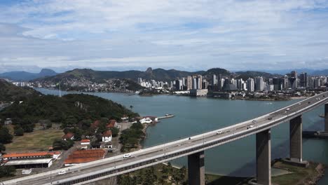 la bahía de sua y el paisaje urbano de vitoria en el fondo