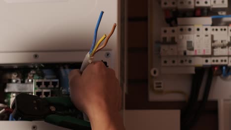un electricista instalando un inversor en un hogar. la imagen muestra habilidad técnica, herramientas modernas y atención a la seguridad en el trabajo eléctrico