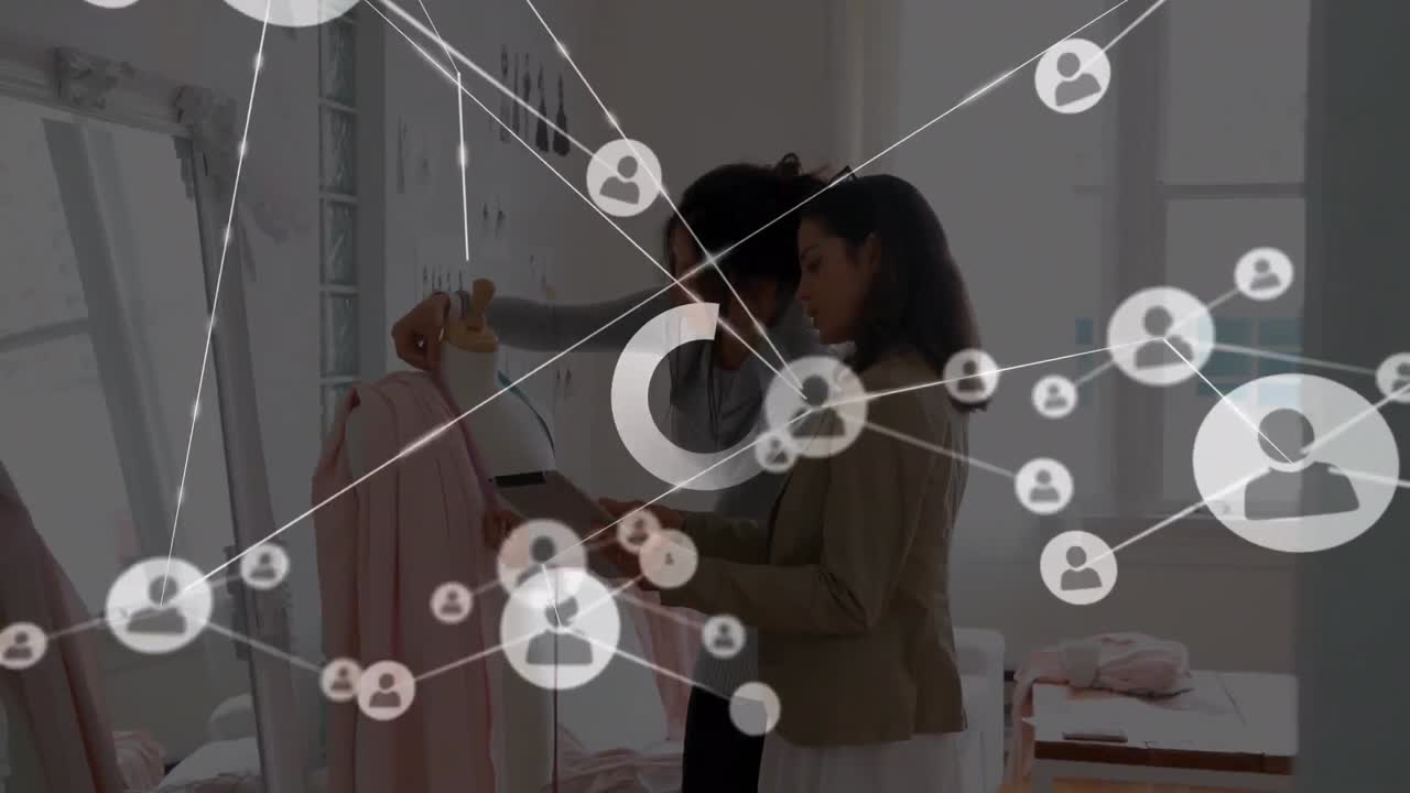 animación de la red de conexiones sobre mujeres biraciales con maniquí.