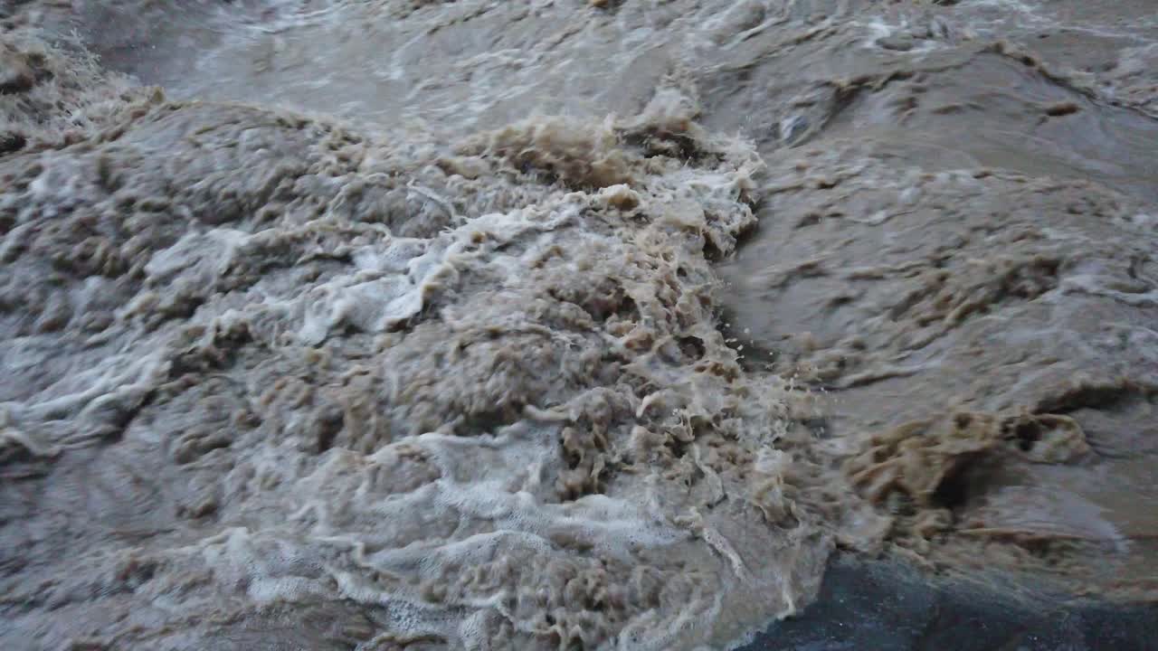 río sucio con agua turbia en período de inundación durante fuertes lluvias